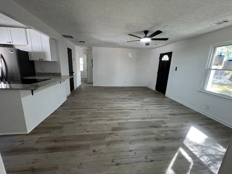 Building Photo - 2160 Dowdell Dr