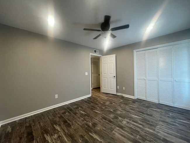 Building Photo - Beautifully renovated 2/2 in Bellevue! **M...