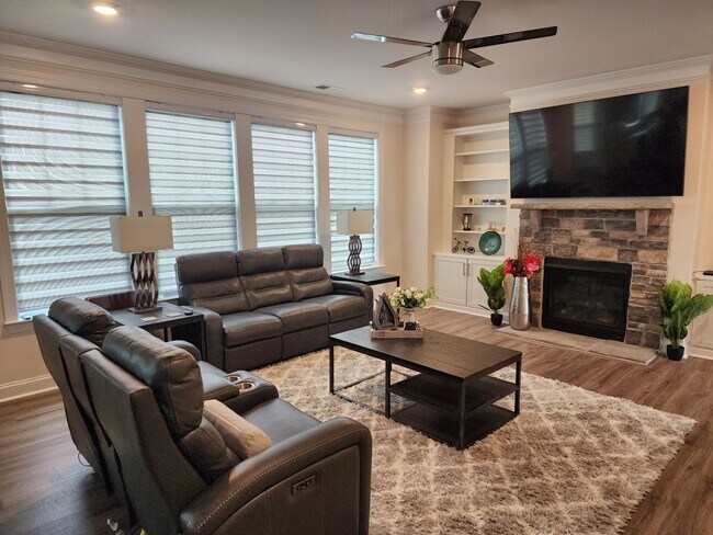Building Photo - Like New Single Family Home minutes from B...