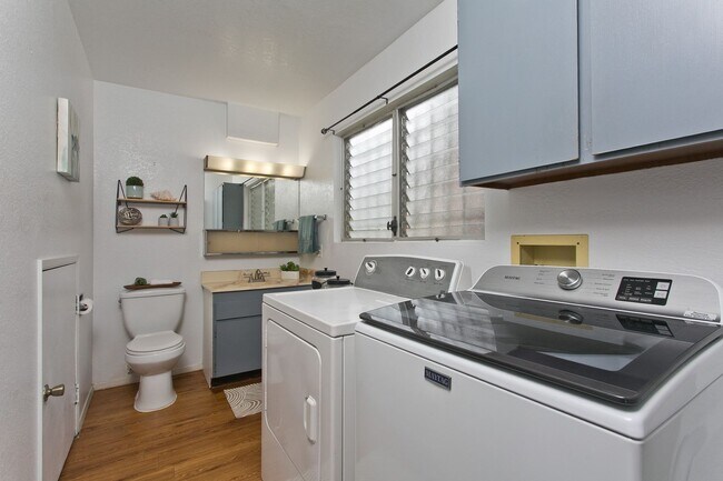 Building Photo - Beautiful 3 bedroom 1 1/2 bath townhome in Pearl City w/2 parking side by side