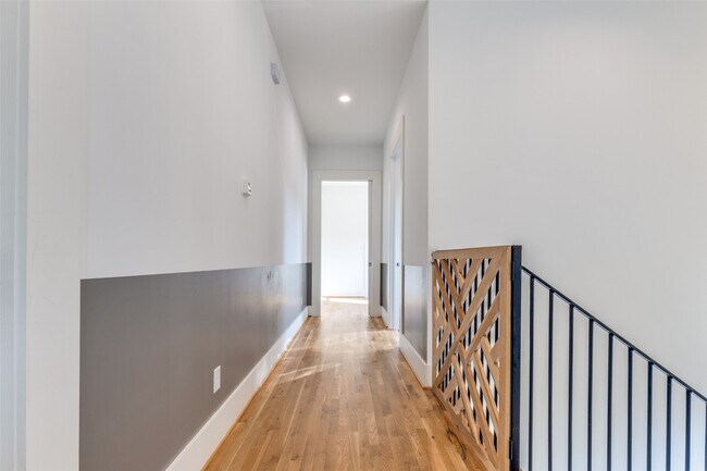 Building Photo - 709 E 13th St