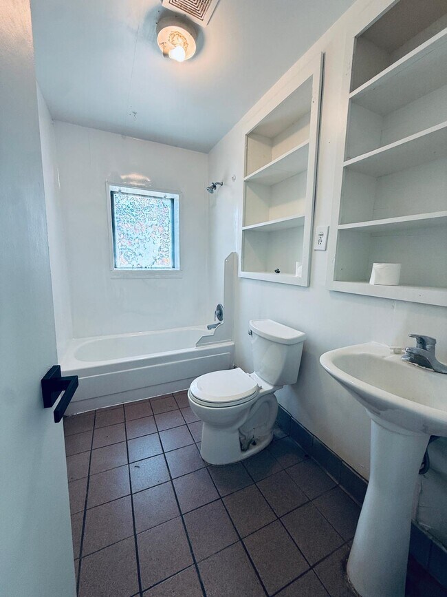 Building Photo - 326 E Harmon Dr