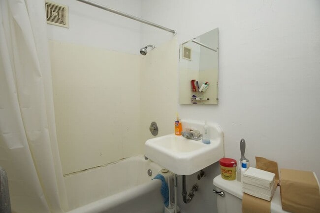 Building Photo - 4060 N Kenmore Ave