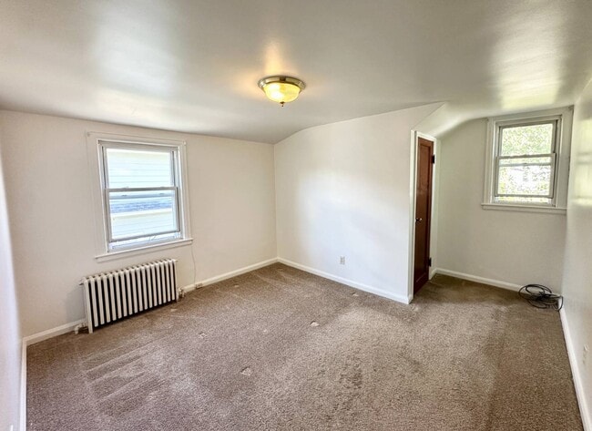 Building Photo - 4 Maple Ave