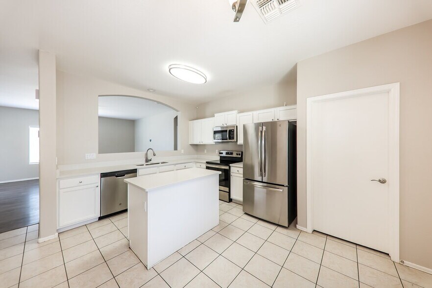 Building Photo - 13275 N Primrose St