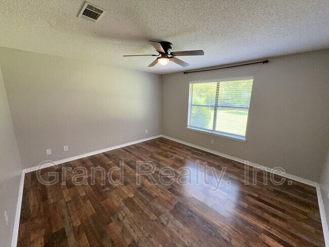 Building Photo - 5621 Lia Dr