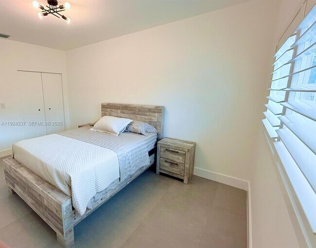 Building Photo - 4701 NE 3rd Ave