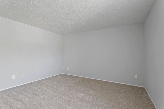 Building Photo - 2 bedroom unit. Pets OK! Lots of upgrades!...