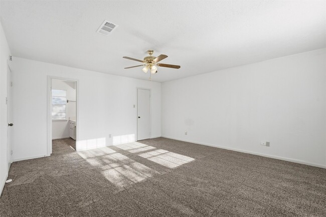 Building Photo - 16014 Southampton Dr