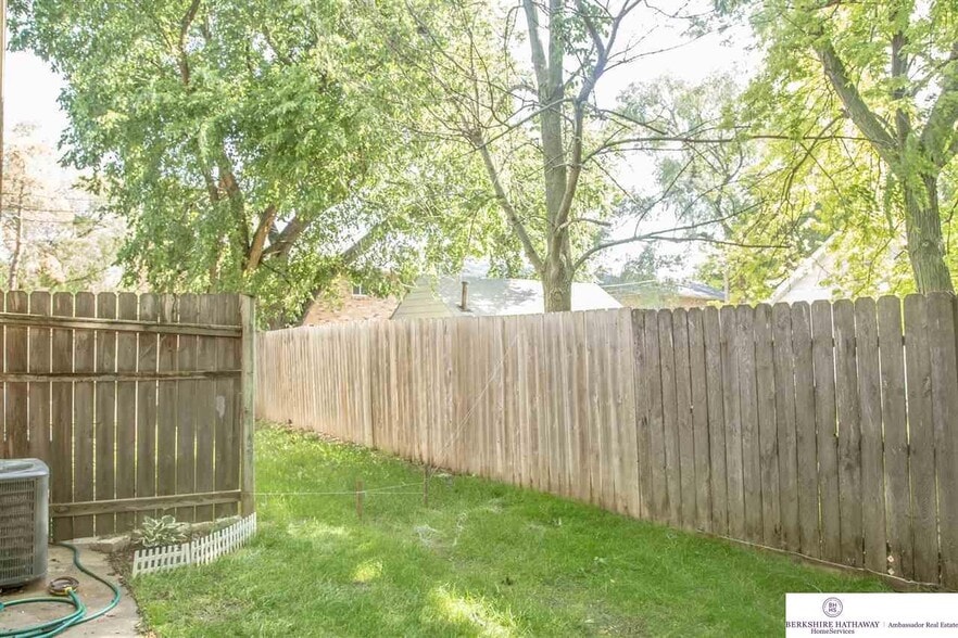 Building Photo - 1901 Winnie Dr