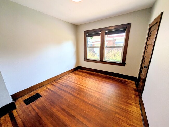 Building Photo - 307 5th Ave E