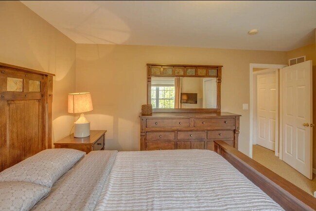 Building Photo - 130 Woodland Loop