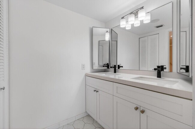 Building Photo - 3502 Bimini Ln