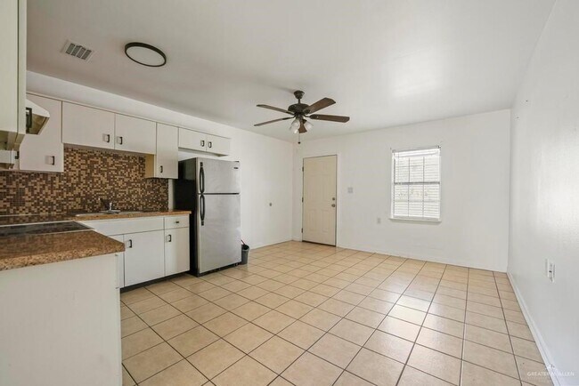 Building Photo - 213 E Sam Houston Blvd