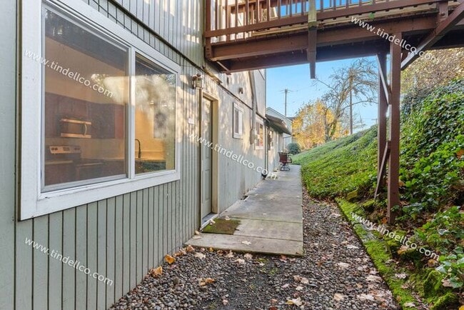 Building Photo - Cozy Multnomah Village Condo- Water, Sewer and Garbage included!