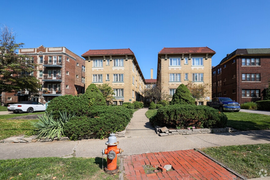 Building Photo - Lakeview
