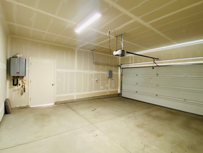 Building Photo - $2,295 Belmont & Fowler, 3 Bedroom - N Eli...