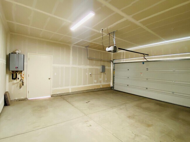 Building Photo - $2,395 Belmont & Fowler, 3 Bedroom - N Eli...