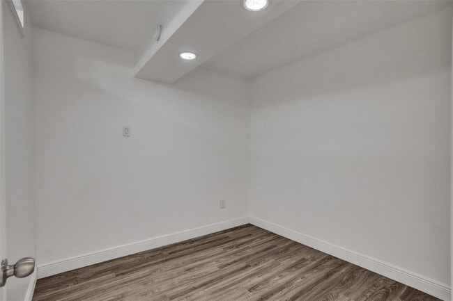 Building Photo - 1690 NE 191st St