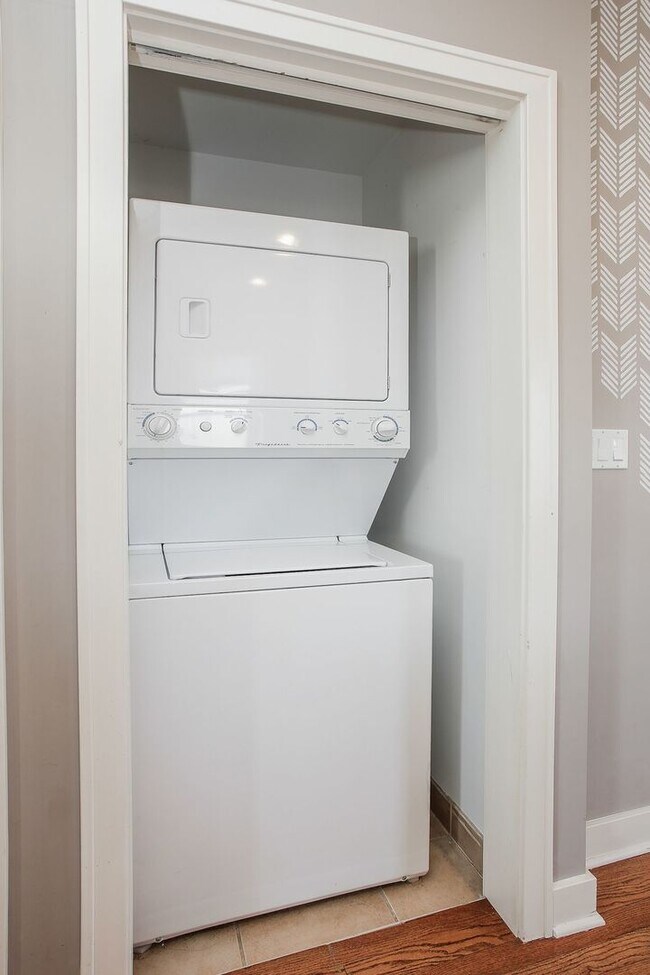 Building Photo - 3911 W Addison St