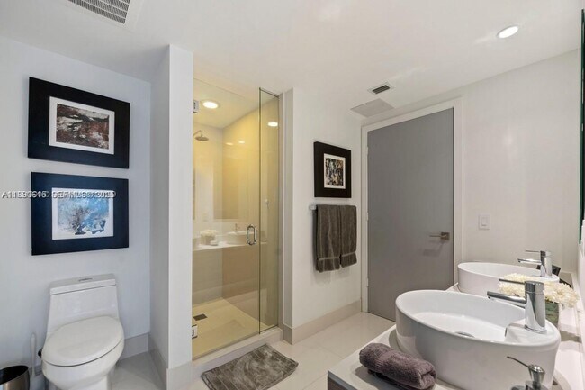 Building Photo - 121 NE 34th St