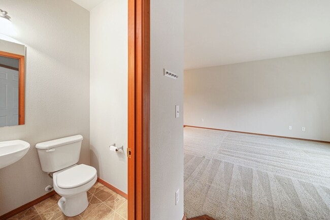 Building Photo - 3 bedroom 2.5 baths - Easy JBLM commute! - North Thurtson School District.