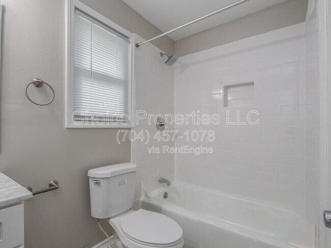 Building Photo - 5804 Cedars E Ct