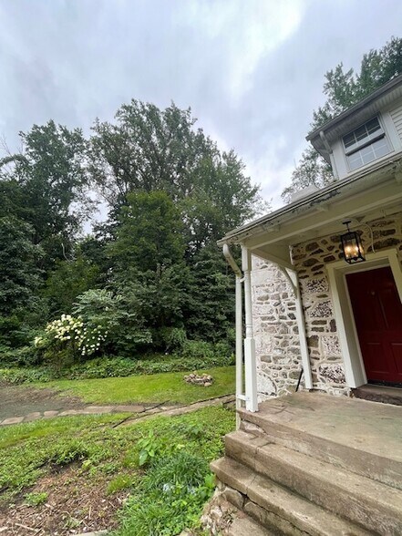 Building Photo - 1586 Green Hills Rd