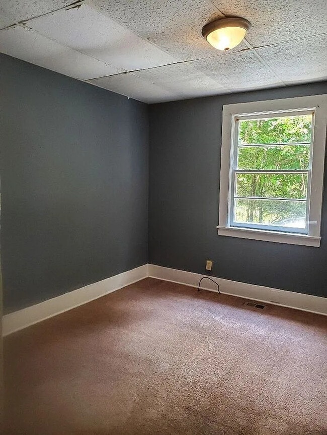 Building Photo - 2 Bedroom 1 Bathroom