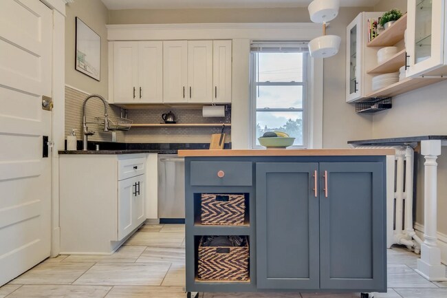 Building Photo - 3501 Cedar Ave S