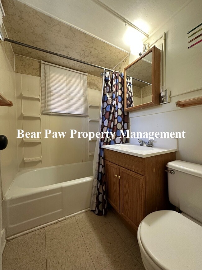 Building Photo - "Cozy 1-Bedroom Retreat in downtown Evergr...