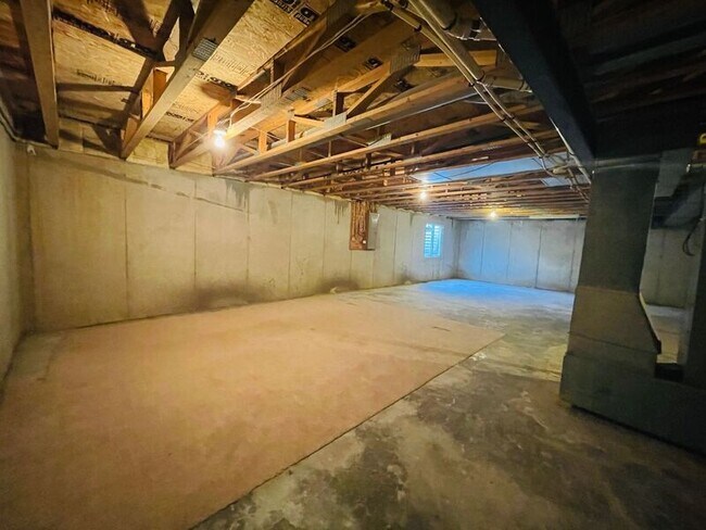 Building Photo - 10340 Parkview Ave