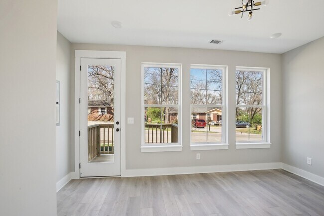 Building Photo - 908 Anderson Ln