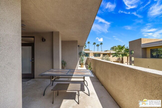 Building Photo - 930 E Palm Canyon Dr