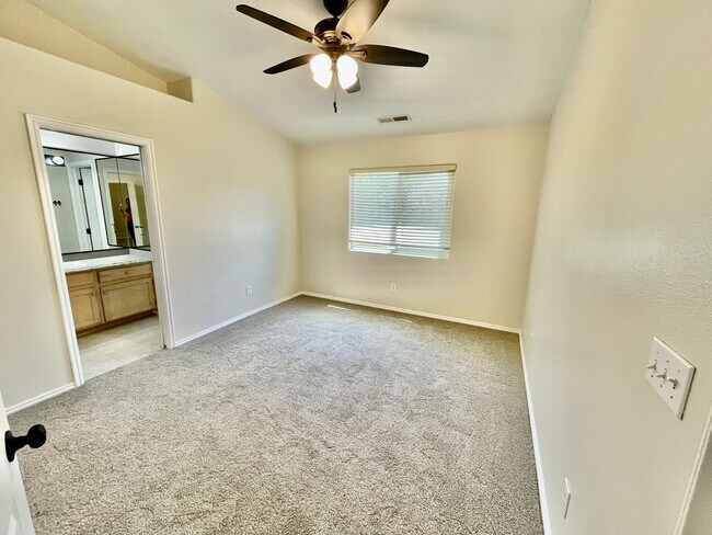 Building Photo - Adorable 3-BR Home in Red Cliffs Area