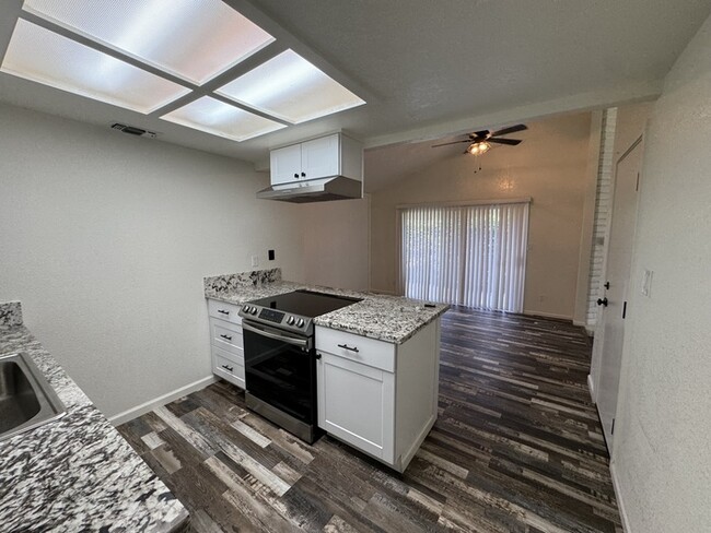 Building Photo - Adorable UPDATED 2bd/2bth duplex in Sacramento!
