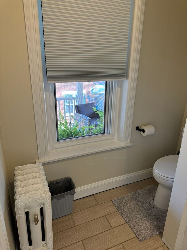 Building Photo - 412 E 4th St