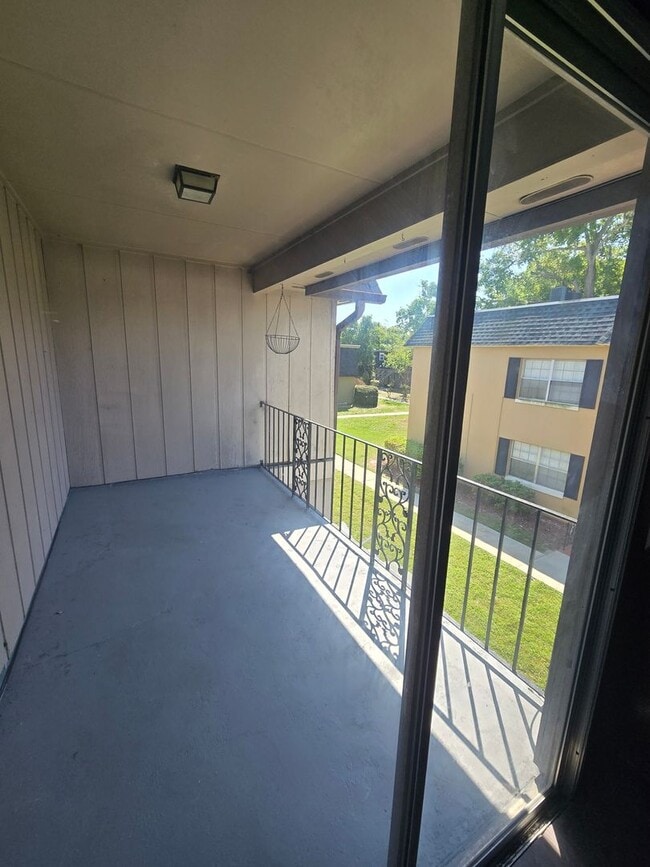 Building Photo - Spacious Two Bedroom Apartment Near Downtown