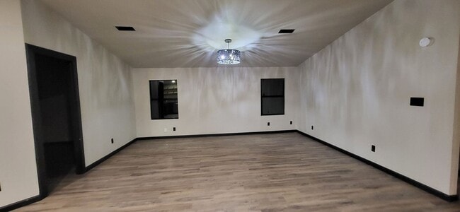 Building Photo - 4 Bedroom 2 Bath