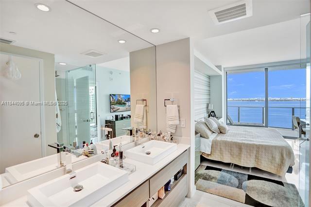 Building Photo - 460 NE 28th St