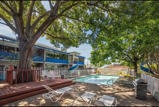 Building Photo - 3271 Sul Ross St