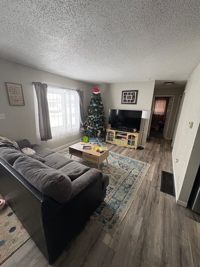 Building Photo - 3 Bed 1 Bath Updated Single Family home