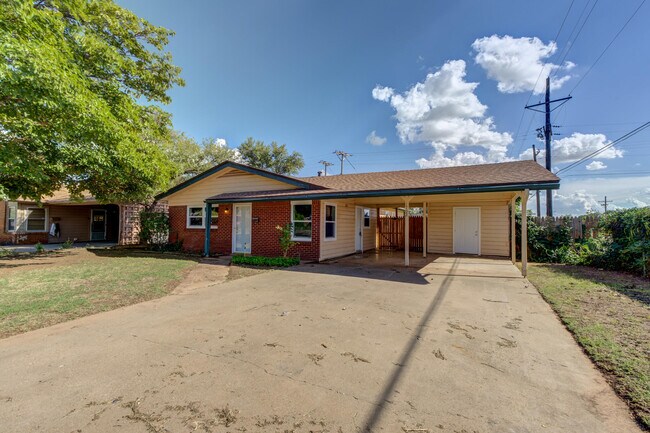 Primary Photo - 1702 E 2nd St