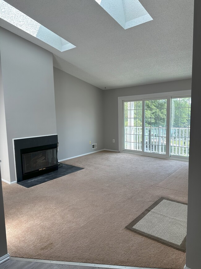 Large Living Room - 354 Wimbeldon Ct