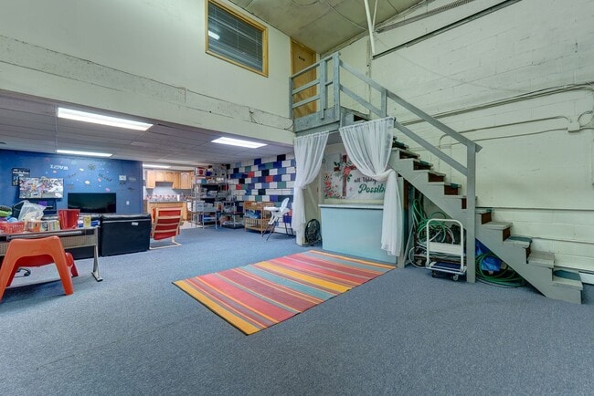 Building Photo - Spring Glen Business Center