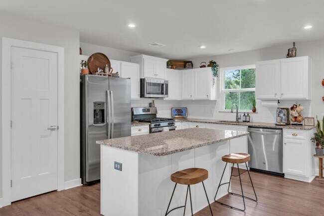 Building Photo - 922 Daylily Cir