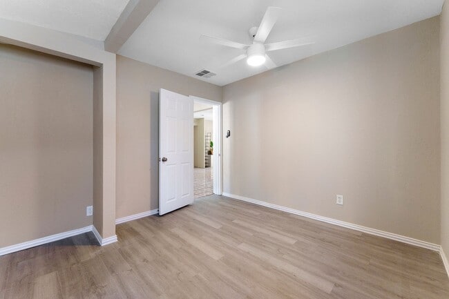 Building Photo - 2614 W Greenway Rd