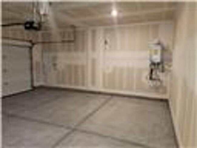 Building Photo - Beautiful 4 bedroom House