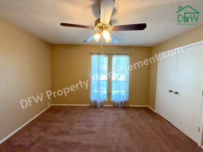 Building Photo - Charming 3-Bedroom Home with Fenced Backyard & Fireplace in Arlington!