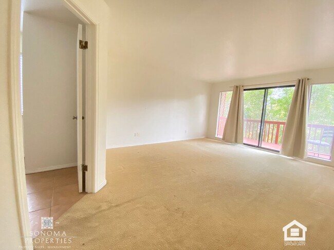 Building Photo - 3+ Bedroom / 2 Bathroom Home with Sunroom & Beautiful Views